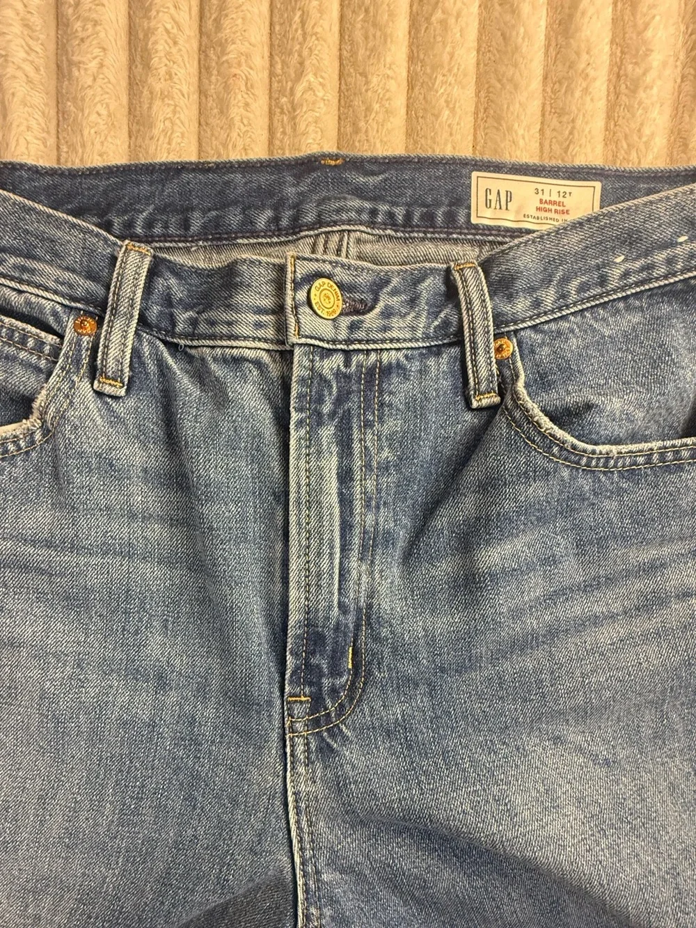 GAP High-Rise Medium Wash Barrel Leg Jeans Size 31 / 12 Tall